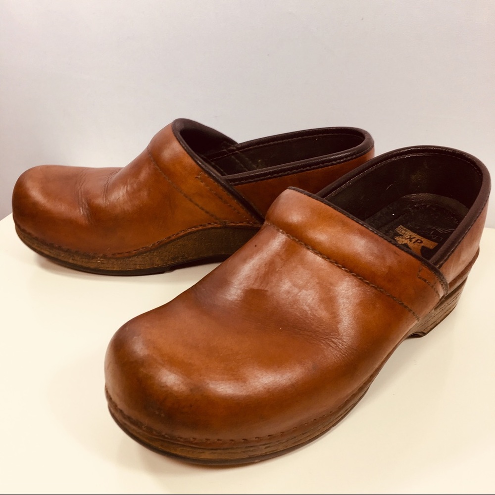 • Dansko • XP Clogs || brown leather clogs size 39